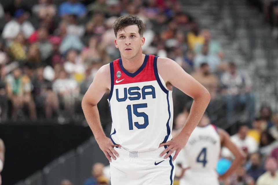 完美体育官网入口-纽卡斯尔训练开放日，赛前回应争议引欢呼，CBA季后赛在即，轮换策略成焦点