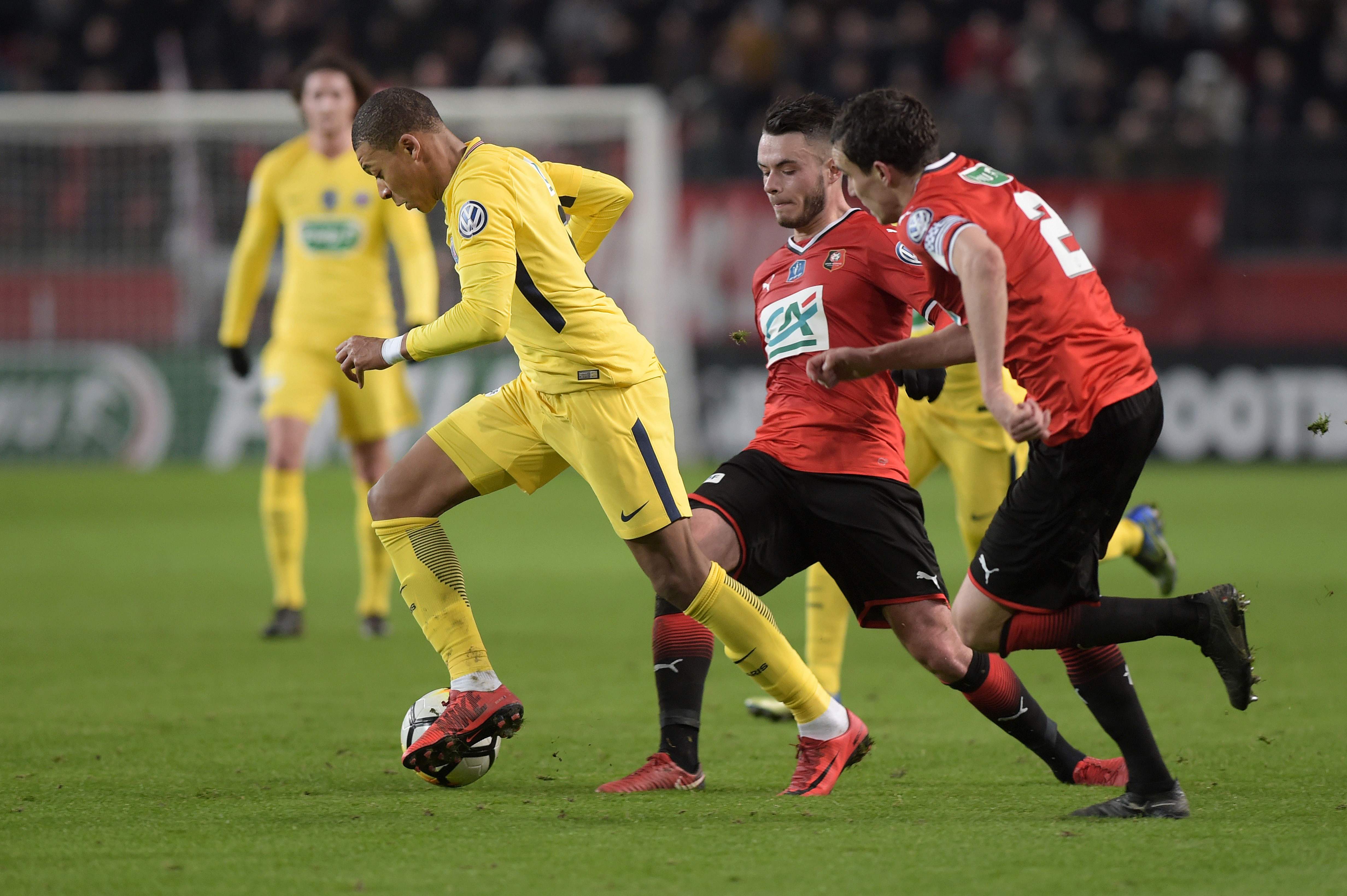 完美体育app官方网站-广东宏远发布备战花絮；国际比赛日防线松动；法国杯任务艰巨；团队化学反应显著