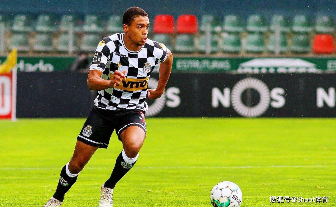 完美体育平台官网-赛前埃因霍温备战葡超，单刀错失细节曝光，压力陡增，更衣室氛围转暖